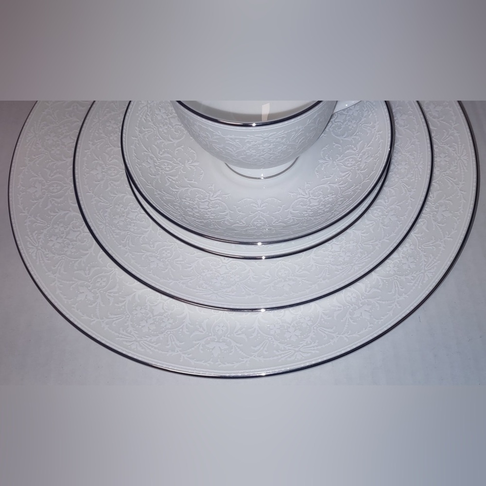 Wedgwood English Lace 5-Piece Bone China Place Setting, NEW - Picture 2 of 2